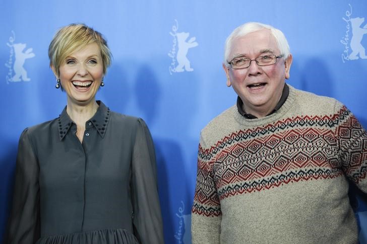© Reuters. Cynthia Nixon e o diretor Davies posam no Festival de Berlim