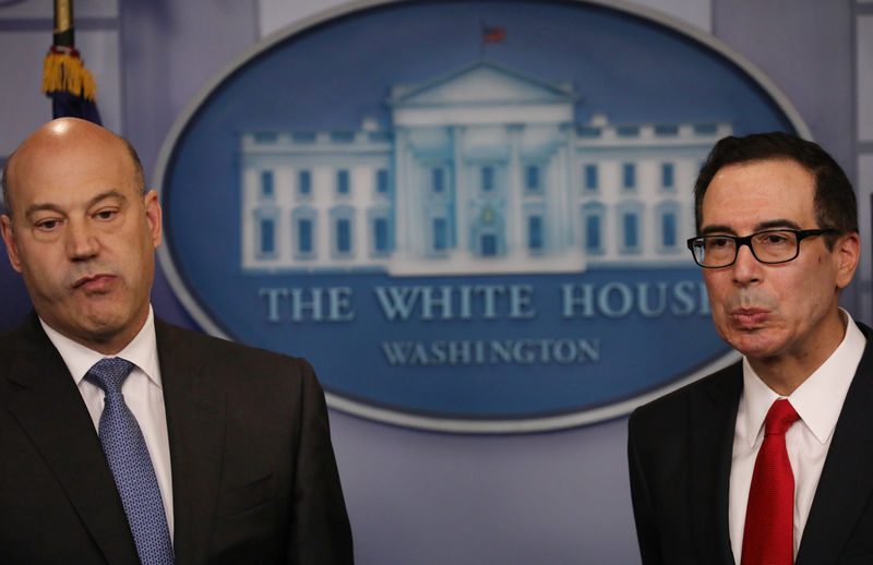 © Reuters. U.S. National Economic Director Cohn and Treasury Secretary Mnuchin react to question while unveiling Trump administration's tax reform proposal at the White House in Washington