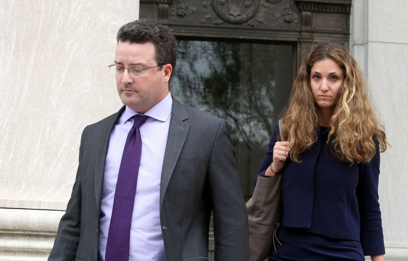 © Reuters. Former Jefferies Group bond trader Jesse Litvak walks away from U.S. District Court with his wife Renee after his sentencing for defrauding customers on bond prices in New Haven