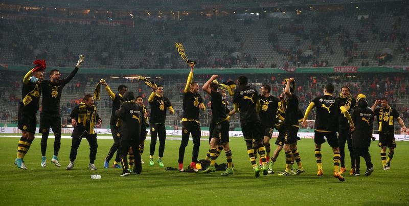 © Reuters. دورتموند يصعق بايرن ويبلغ نهائي كأس المانيا