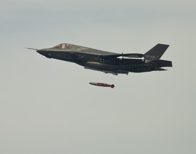 © Reuters. FILE PHOTO: F-35 Lightning II releases an inert 1,000 lb. GBU-32 Joint Direct Attack Munition (JDAM) separation weapon over water in an Atlantic test range in Patuxent River Maryland