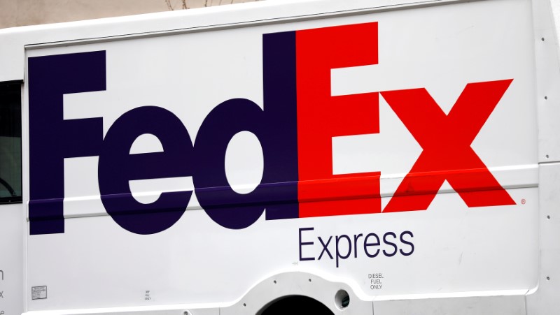 © Reuters. A FedEx delivery truck is pictured in Pasadena