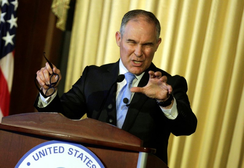© Reuters. FILE PHOTO: Scott Pruitt, administrator of the Environmental Protection Agency (EPA), speaks to employees of the agency in Washington