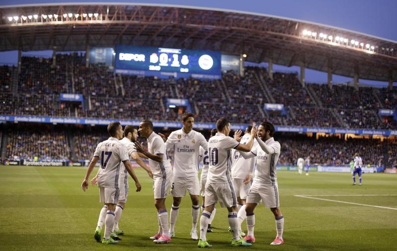 © Reuters. ريال يسحق ديبورتيفو ويواصل الصراع مع برشلونة