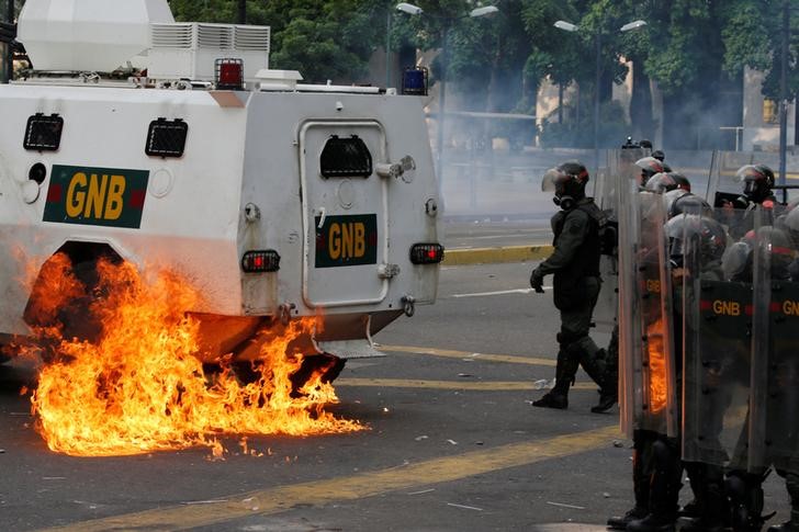 © Reuters. Policiais durante protesto em Caracas