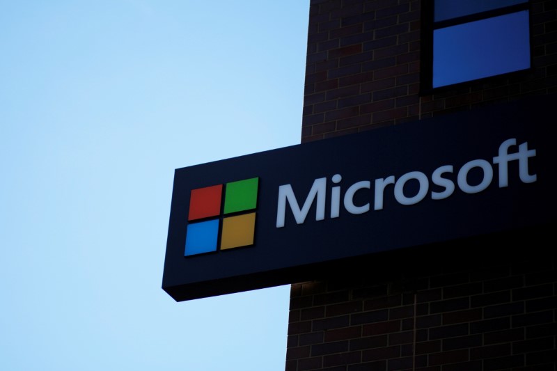 © Reuters. FILE PHOTO: A sign marks the Microsoft office in Cambridge