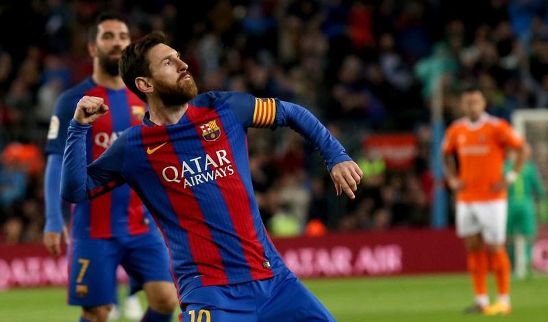 © Reuters. Foto del miércoles del delantero del Barcelona Lionel Messi celebrando tras marcar ante Osasuna