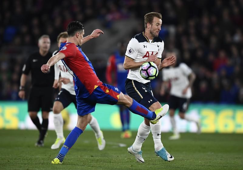 © Reuters. Tottenham's Harry Kane in action with Crystal Palace's Martin Kelly