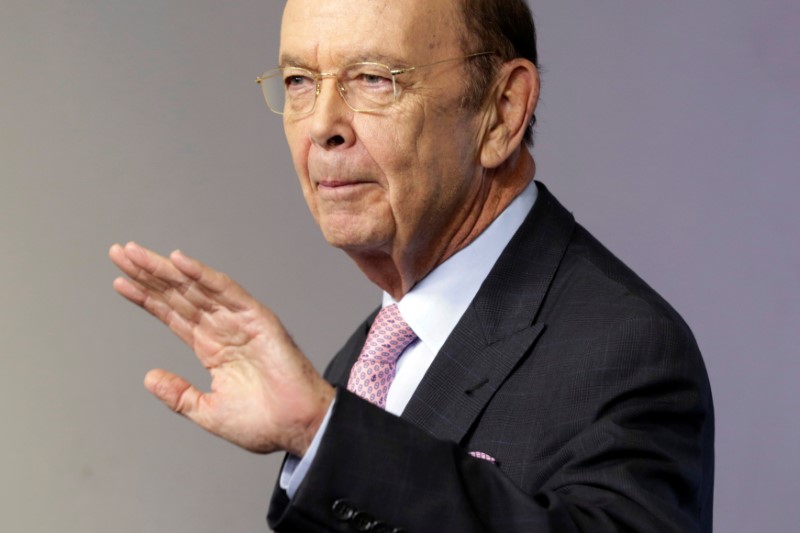 © Reuters. Commerce Secretary Wilbur Ross waves after speaking from the White House in Washington