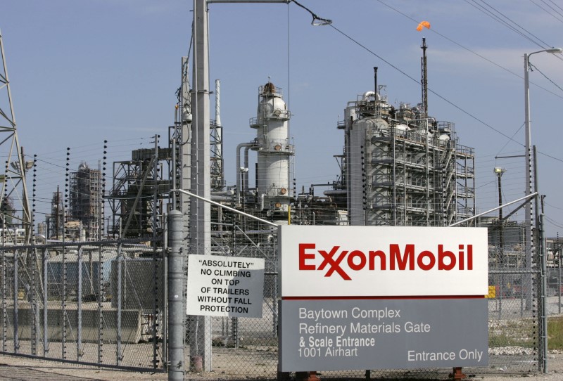 © Reuters. View of the Exxon Mobil refinery in Baytown, Texas