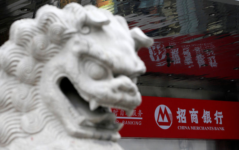 © Reuters. FILE PHOTO: A Chinese stone lion sits beside a branch of China Merchants Bank in Shanghai