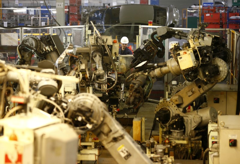 © Reuters. LA PRODUCTION AUTOMOBILE BRITANNIQUE À UN PIC DE 17 ANS