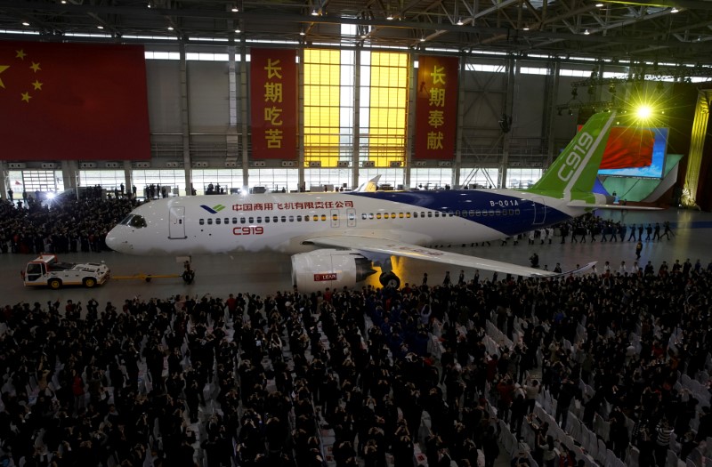 © Reuters. FILE PHOTO: The first C919 passenger jet made by the Commercial Aircraft Corp of China (Comac) is pulled out during a news conference at the company's factory in Shanghai