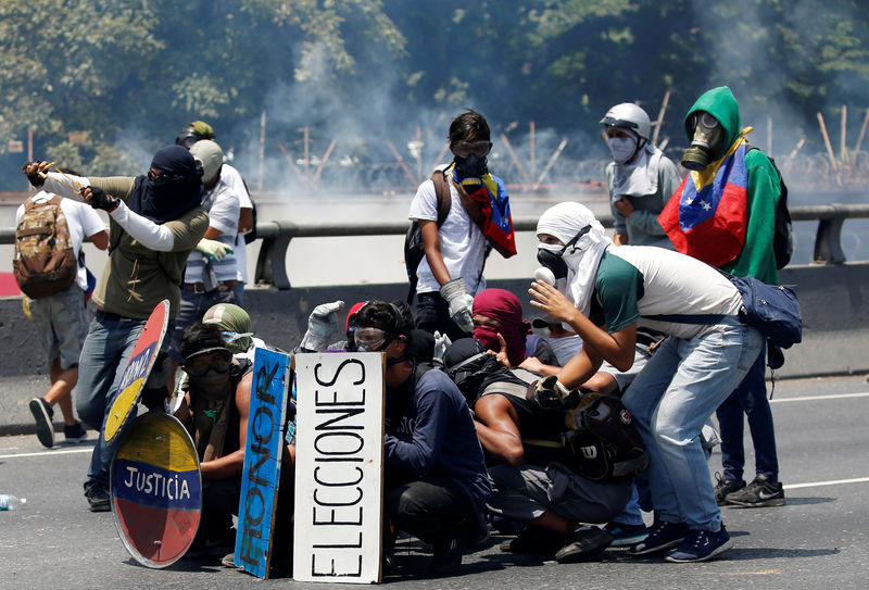 © Reuters. Venezuela anuncia su retirada "definitiva" de la OEA en medio de protestas contra Maduro