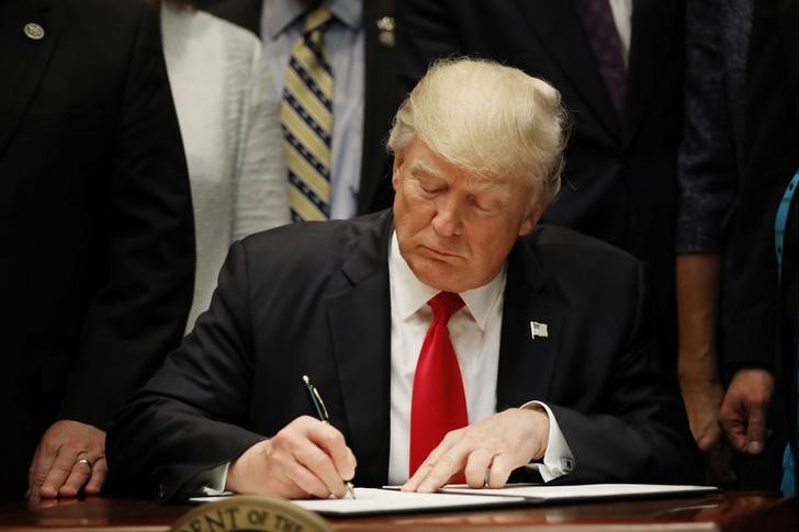 © Reuters. U.S. President Donald Trump signs an executive order on education as he participates in a federalism event with Governors at the White House in Washington