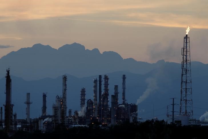 © Reuters. The refinery of Mexico's national oil company Pemex is seen in Cadereyta