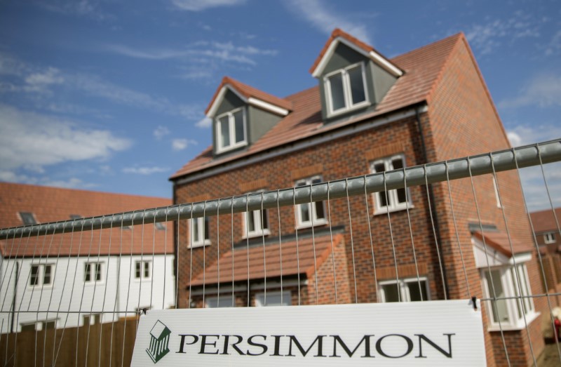 © Reuters. FILE PHOTO -  A sign is displayed at a Persimmon construction site in Dartford, southern Britain