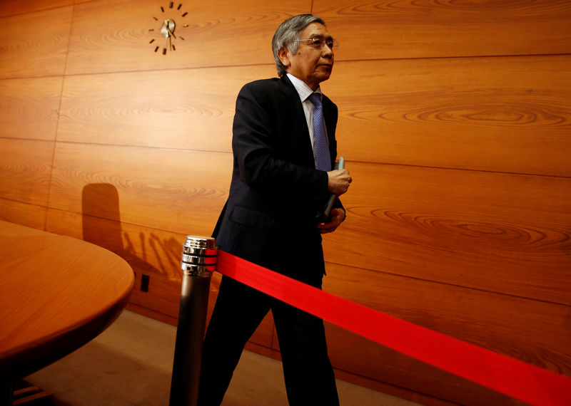 © Reuters. Bank of Japan (BOJ) Governor Haruhiko Kuroda leaves from a venue after his news conference at the BOJ headquarters in Tokyo