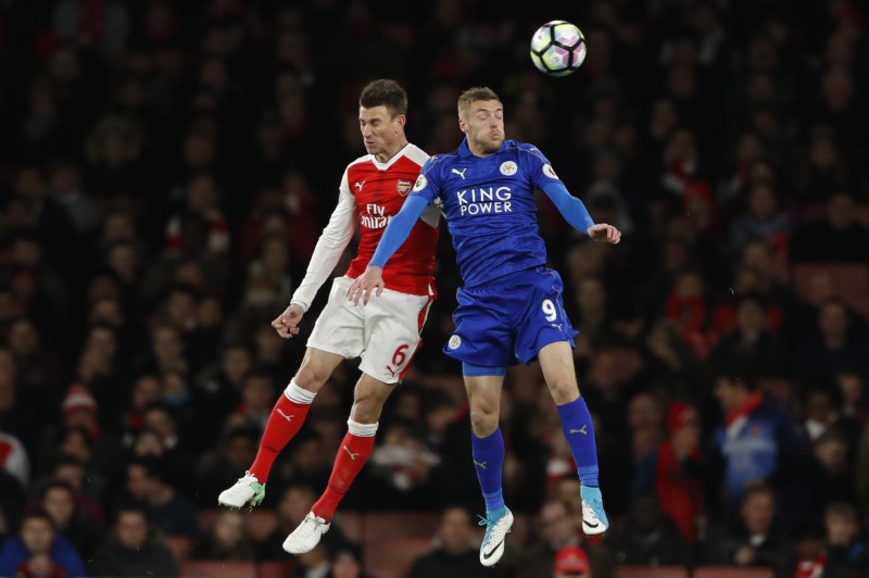 © Reuters. Arsenal's Laurent Koscielny in action with Leicester City's Jamie Vardy