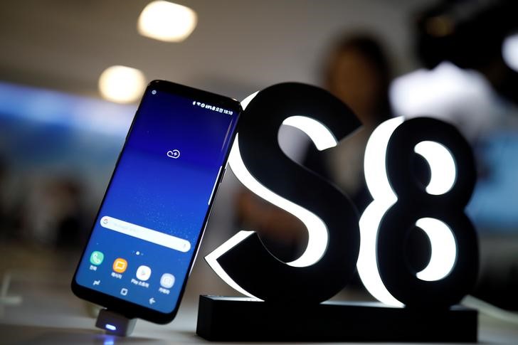 © Reuters. Samsung Electronics' Galaxy S8 smartphone is displayed during a media event in Seoul