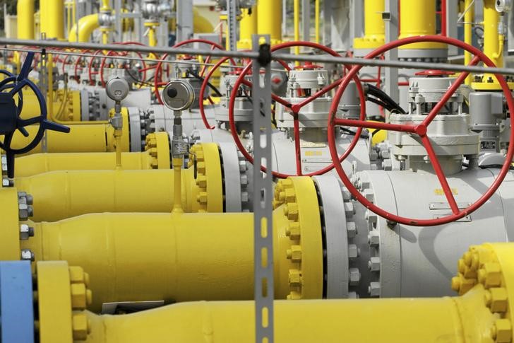 © Reuters. Valves and pipelines are pictured at the Gaz-System gas distribution station in Gustorzyn, central Poland