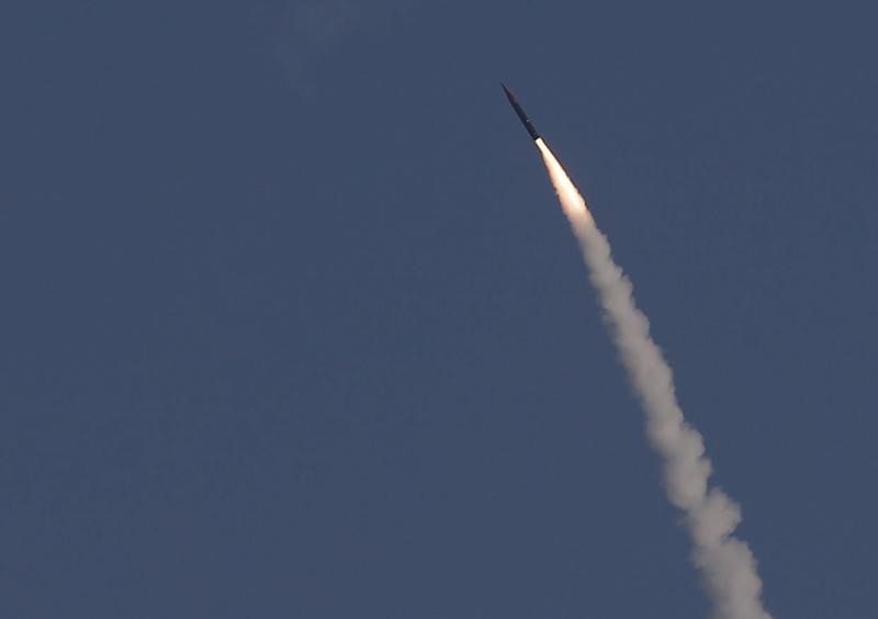 © Reuters. An "Arrow 3" ballistic missile interceptor is seen during its test launch near Ashdod