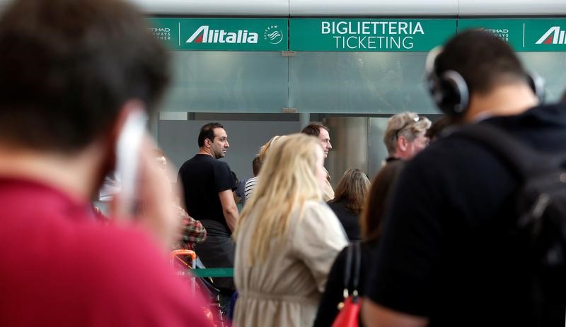 © Reuters. Passengers await their flight during a strike by workers of Italy's national airline, Alitalia at Fiumicino international airport in Rome