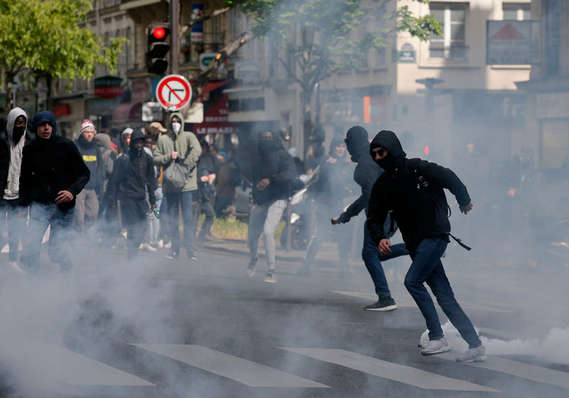 © Reuters. UNE MANIFESTATION CONTRE LE FN ET MACRON DÉGÉNÈRE À PARIS
