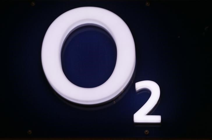 © Reuters. The logo of O2 Deutschland, the German daughter of Spain's Telefonica is seen at a store in Bonn
