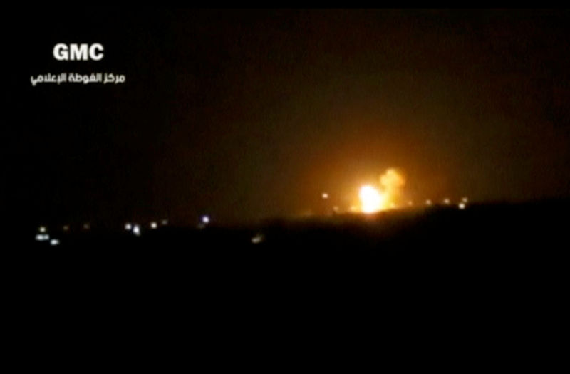 © Reuters. Imagem retirada de um vídeo publicado em uma rede social, dito filmado no dia 27 de abril de 2017, mostra explosões e chamas supostamente em Damasco, na Síria