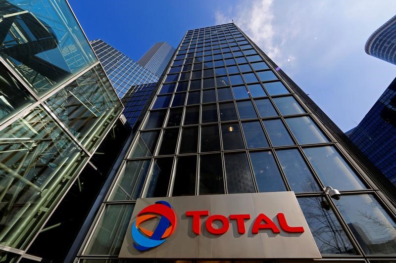 © Reuters. A view shows the Total Tower, French oil giant Total headquarters, at the La Defense business and financial district in Courbevoie near Paris