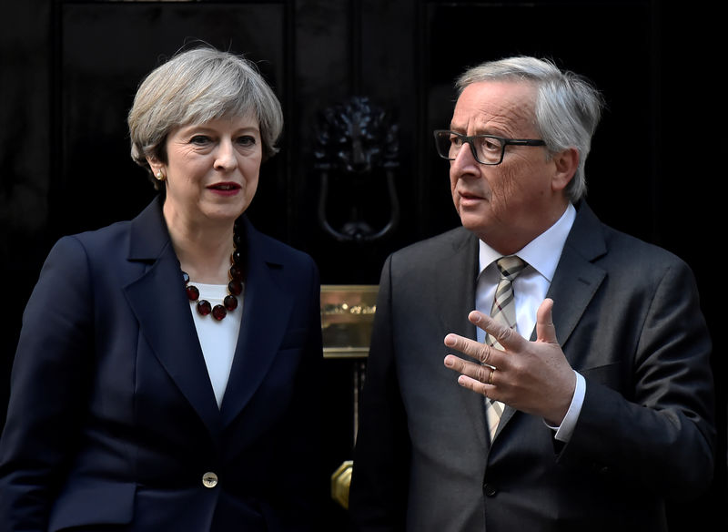 © Reuters. Primeira-ministra britânica, Theresa May, recebe o presidente da Comissão Europeia, Jean-Claude Juncker, na Downing Street em Londres