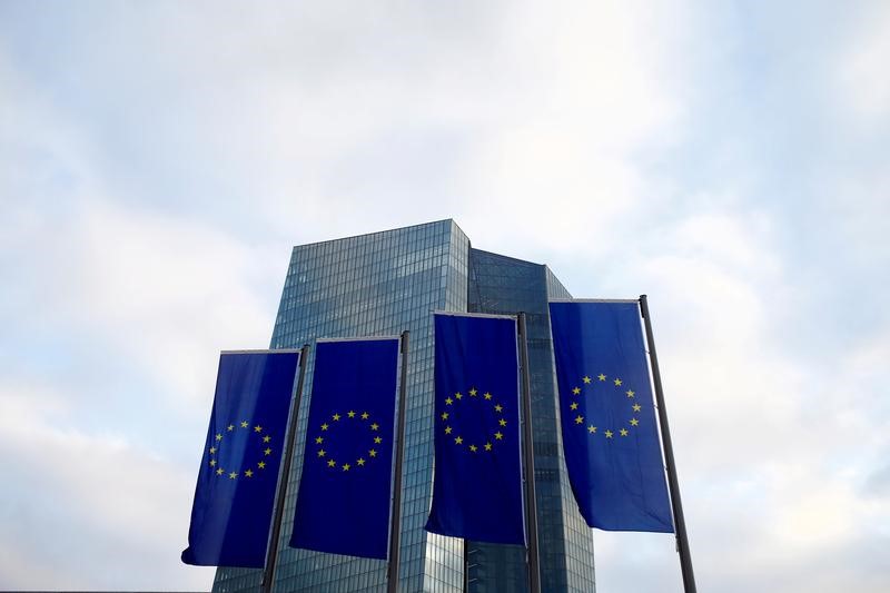 © Reuters. FILE PHOTO: EU flags fly in front of European Central Bank headquarters in Frankfurt