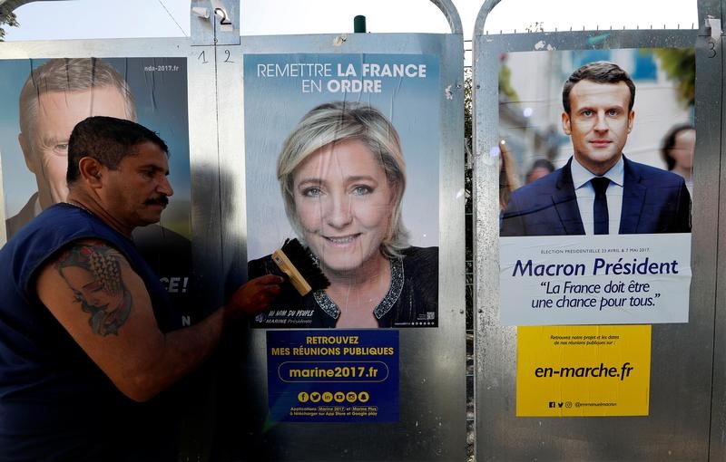 © Reuters. La batalla entre Le Pen y Macron se recrudece