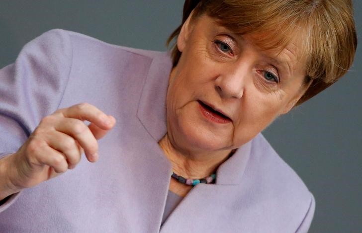 © Reuters. Chanceler alemã, Angela Merkel, discursa no Parlamento