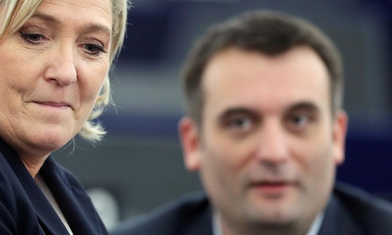 © Reuters. Le Pen com Philippot no Parlamento europeu, em Estrasburgo