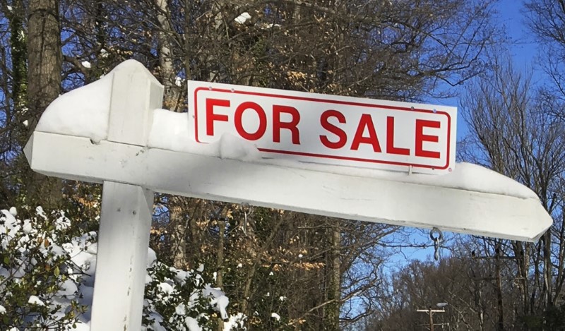 © Reuters. A house-for-sale sign inside the Washington DC Beltway in Annandale Virginia