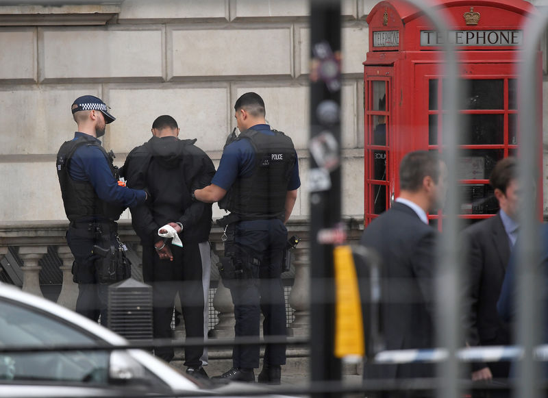 © Reuters. Um homem é detido pela polícia em Westminster após prisão ser feita em Whitehall, no centro de Londres