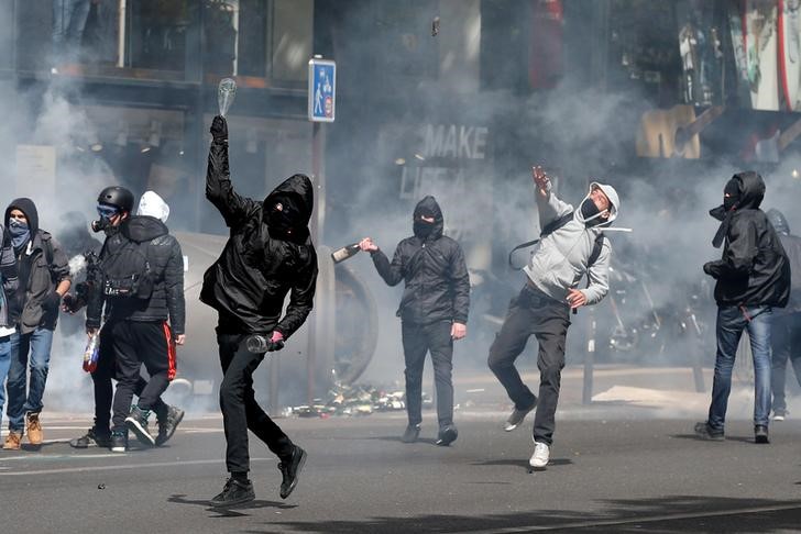 © Reuters. Jovens protestam contra candidatos presidenciais em Paris