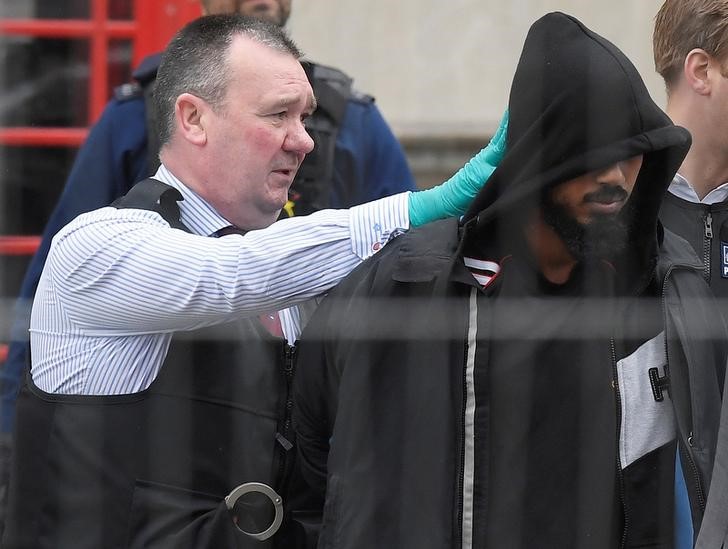 © Reuters. Londra, polizia ferma uomo armato di coltelli vicino a Downing street