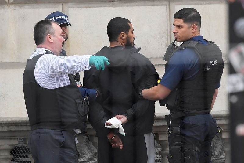 © Reuters. Homem é preso pela polícia de Londres