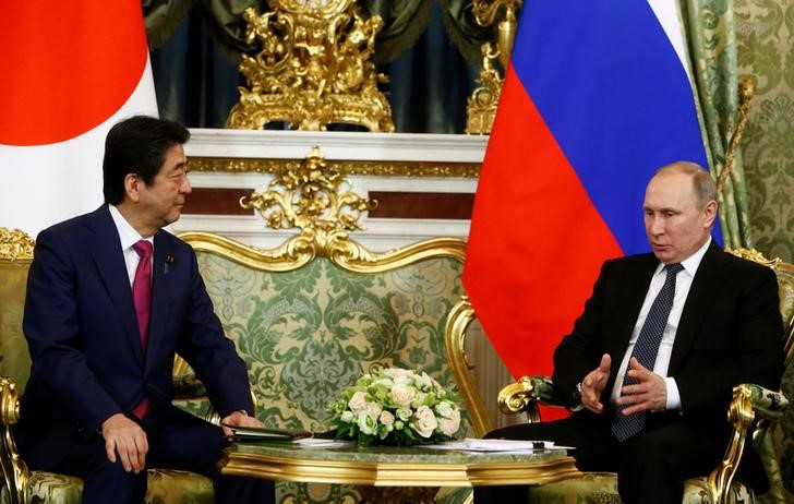 © Reuters. Presidente russo, Vladimir Putin, e primeiro-ministro japonês, Shinzo Abe