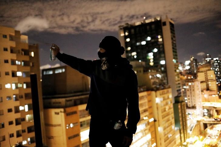 © Reuters. Pichador posa para foto na cobertura de um prédio de São Paulo