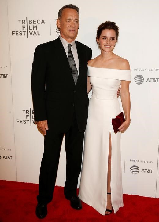 © Reuters. Atores Emma Watson e Tom Hanks chegam para a estréia do filme 