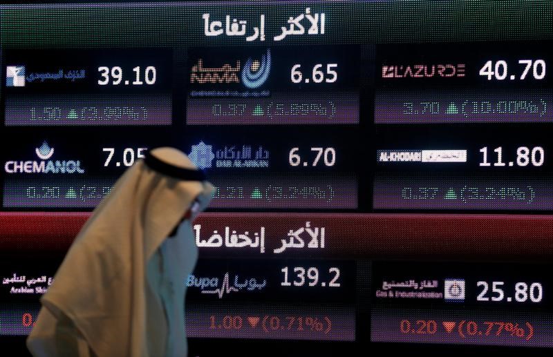 © Reuters. أسهم البنوك السعودية تسجل أداء قويا وهبوط معظم بورصات المنطقة