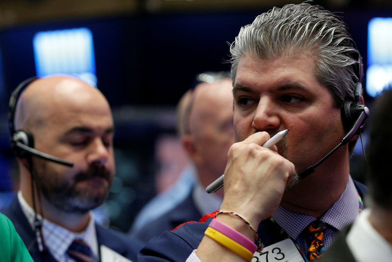 © Reuters. Traders work on the floor of the NYSE in New York