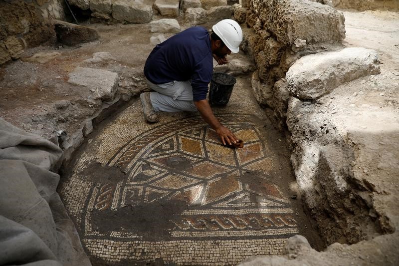 © Reuters. إسرائيل تجري عملية ترميم لمعبد روماني أثري في مدينة قيسارية