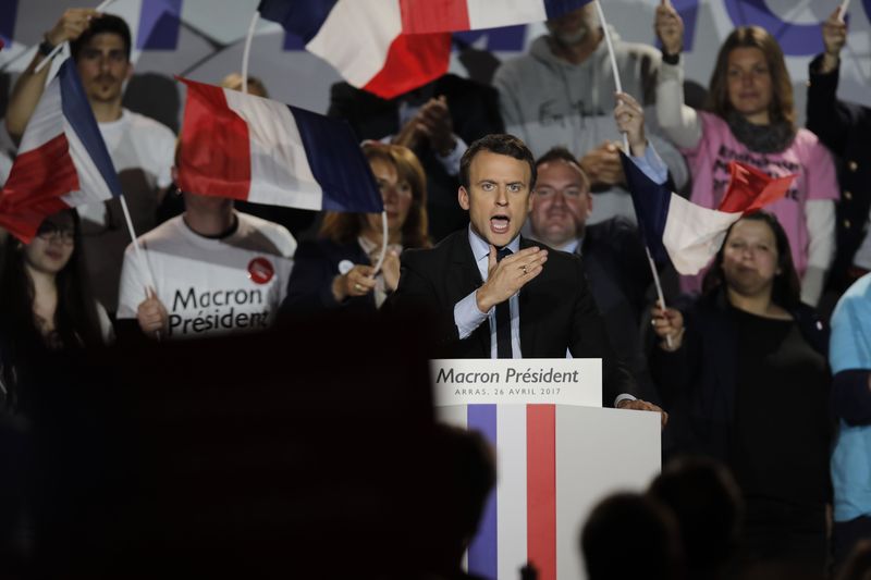 © Reuters. MACRON ASSUME LA MISE À L'ÉCART DE SPUTNIK ET RT