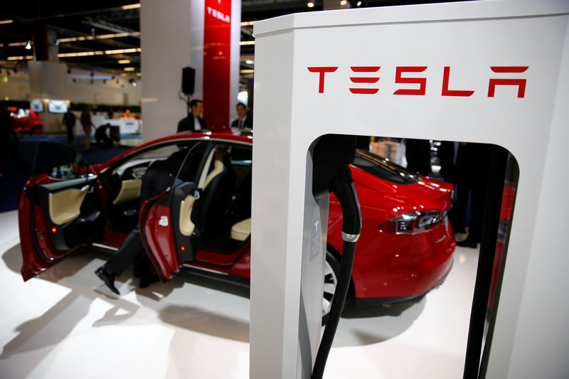 © Reuters. FILE PHOTO: A Tesla model S car with an electric vehicle charging station is displayed at Frankfurt Motor Show