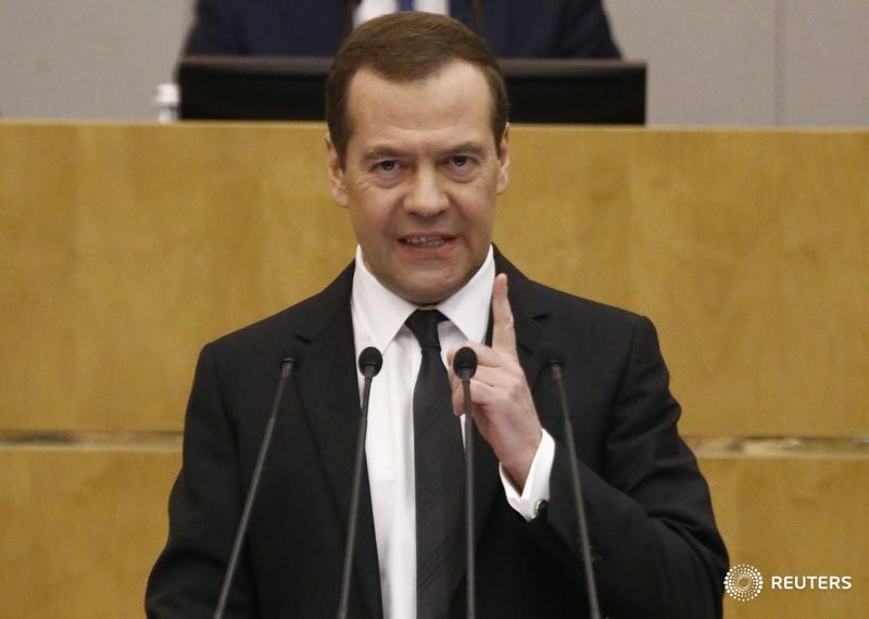 © Reuters. Премьер-министр РФ Дмитрий Медведев выступает в Думе